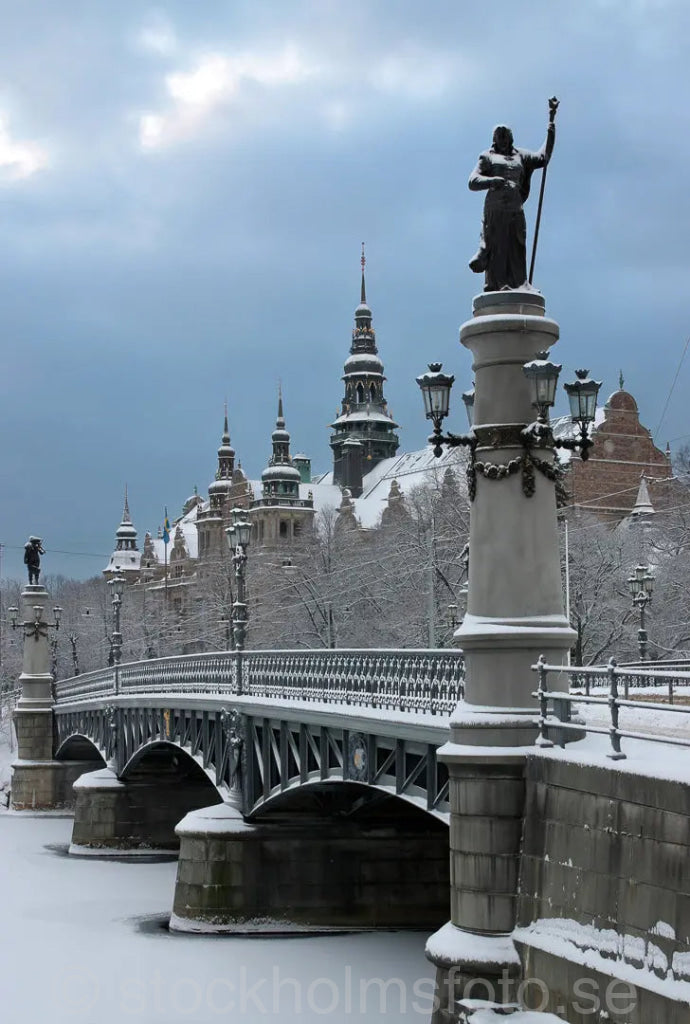 101101 - Djurgårdsbron med staty och Nordiska museet