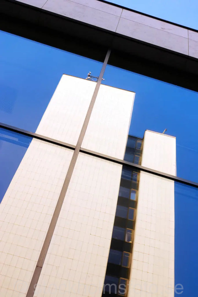 101136 - Hötorgsskrapa i spegling