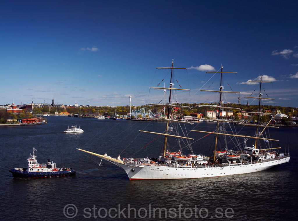 129355 - Fregatt lotsas på Strömmen