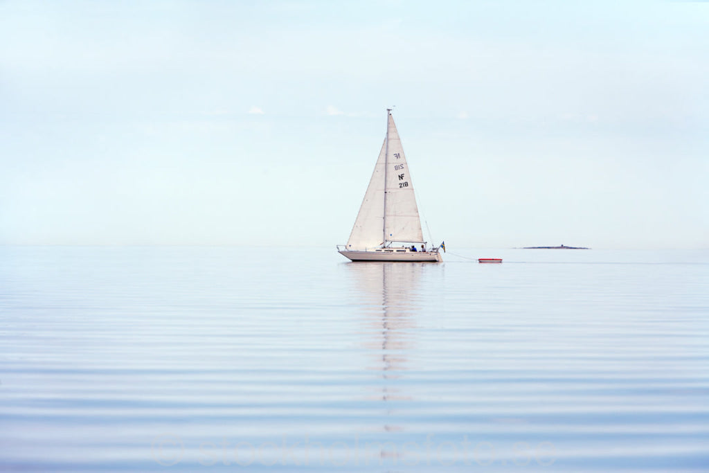 138212 - Segelbåt på stilla havsfjärd