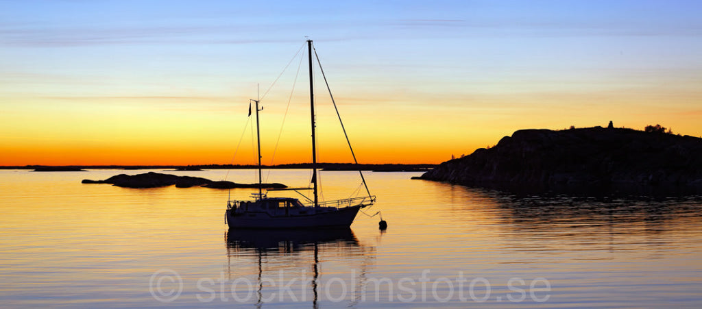 143602 - Segelbåt i skymning