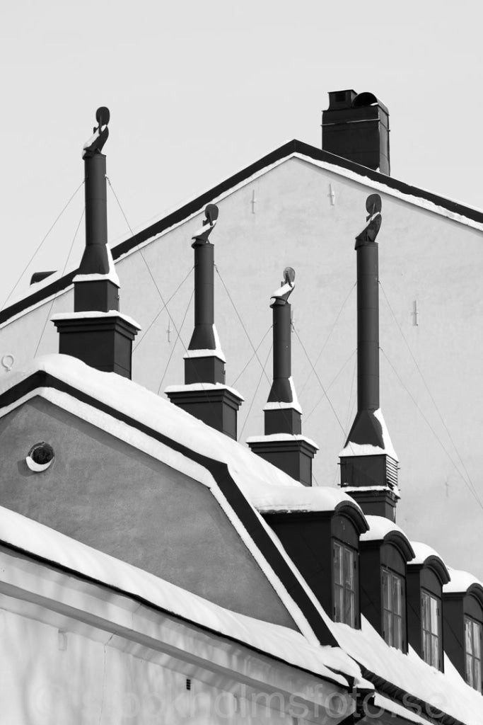 146297 - Snöigt tak med skorstenar