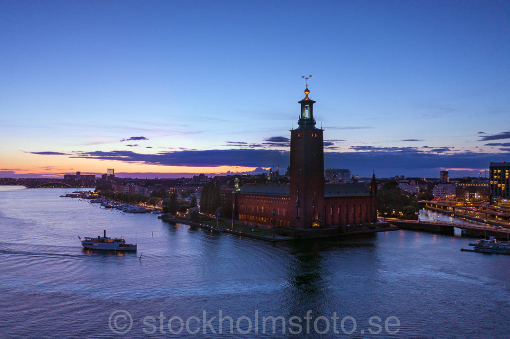 147202 - Stadshuset i skymningen