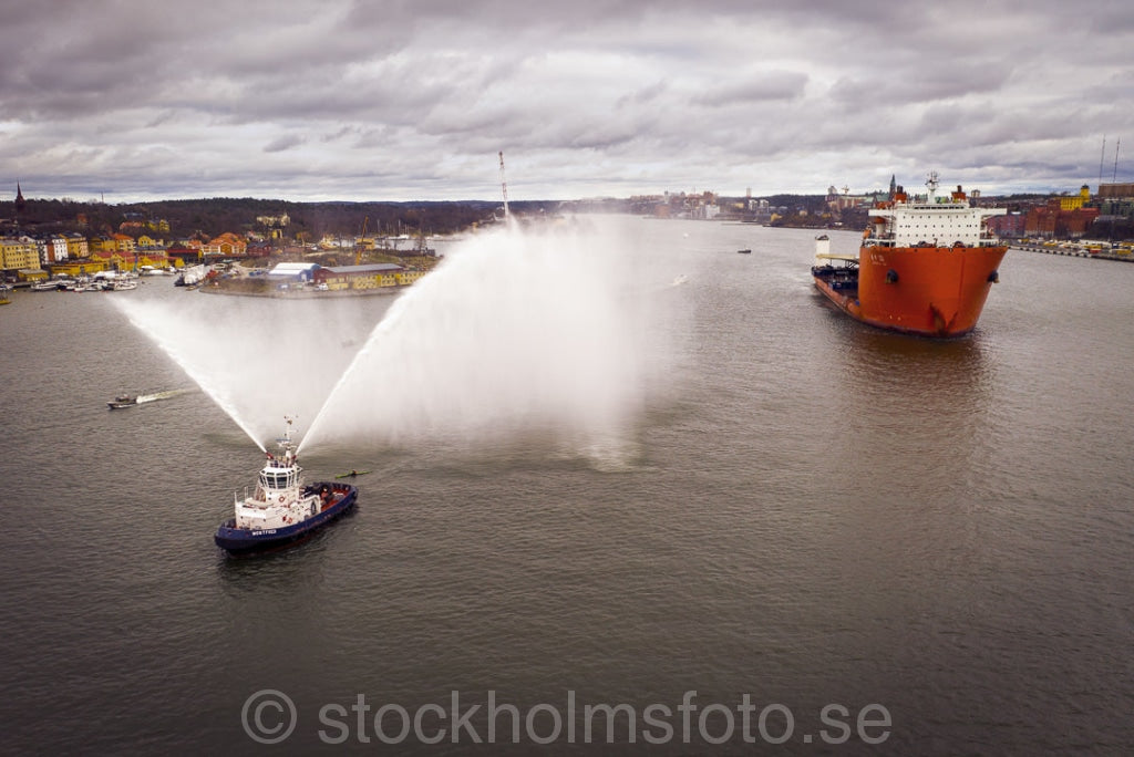 147321 - Guldbron anländer med båt