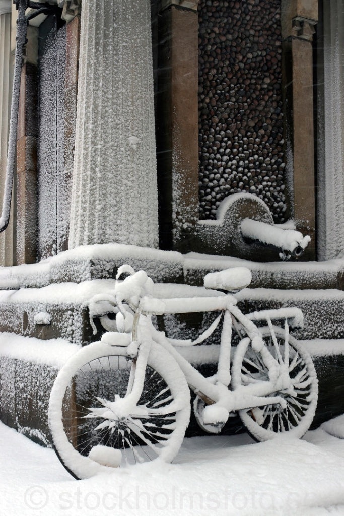 101434 - Översnöad cykel i Gamla stan.