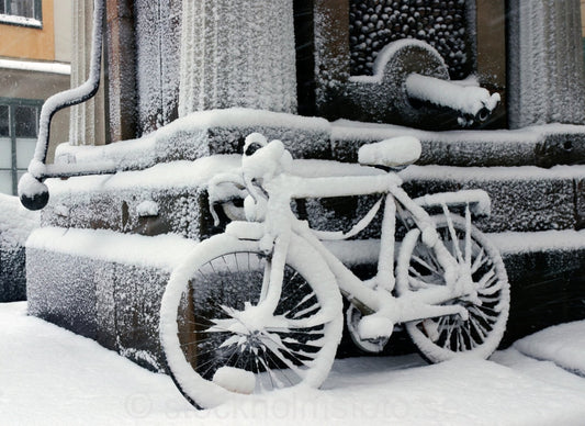 105956 - Översnöad cykel i Gamla stan