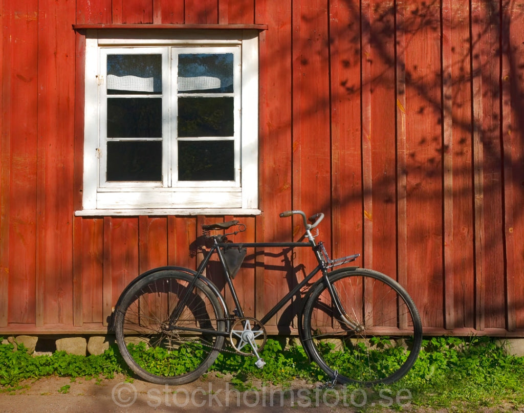 118503 - Cykel vid husvägg