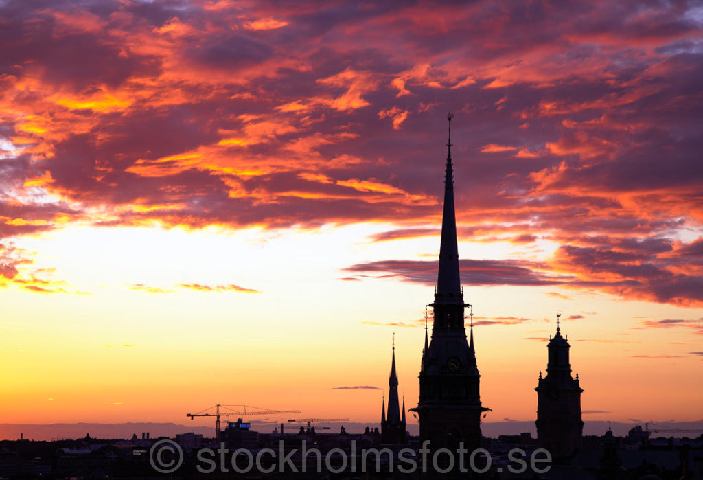 125349 - Tre kyrkor i solnedgång