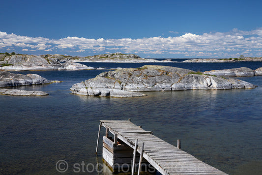 135278 - Brygga i havsvik med kobbar