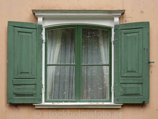138256 - Fönster med luckor