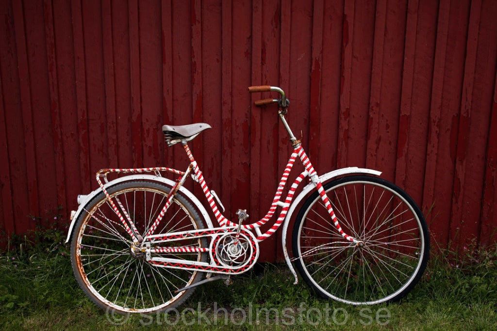 144501 - Cykel mot husvägg