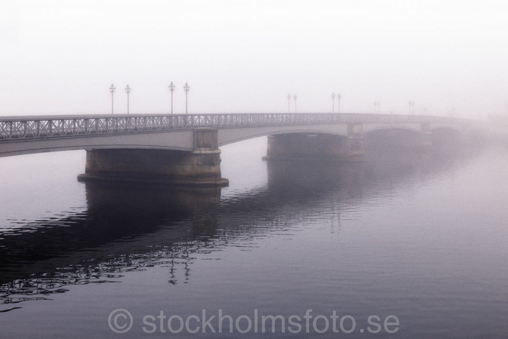145697 - Skeppsholmsbron i dimma