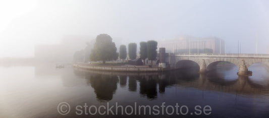 145700 - Helgeandsholmen i dimma